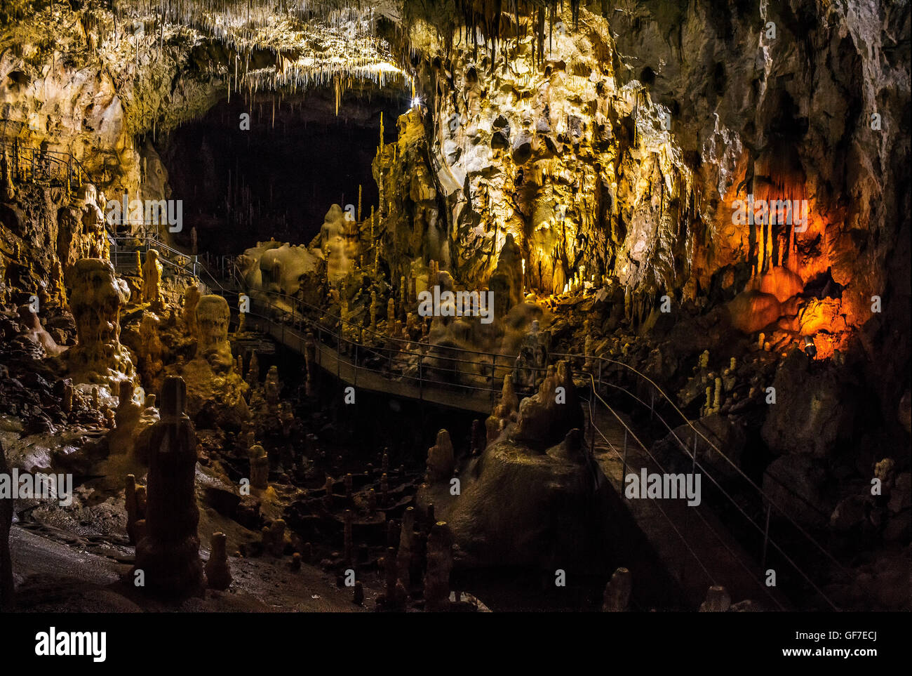 APUSENI - Oktober 04: Halle der Ursus Höhle am 5. Oktober 2015 in Apuseni, Rumänien. Halle des Ursus Spelaeus Höhle in Nord-West-roman Stockfoto