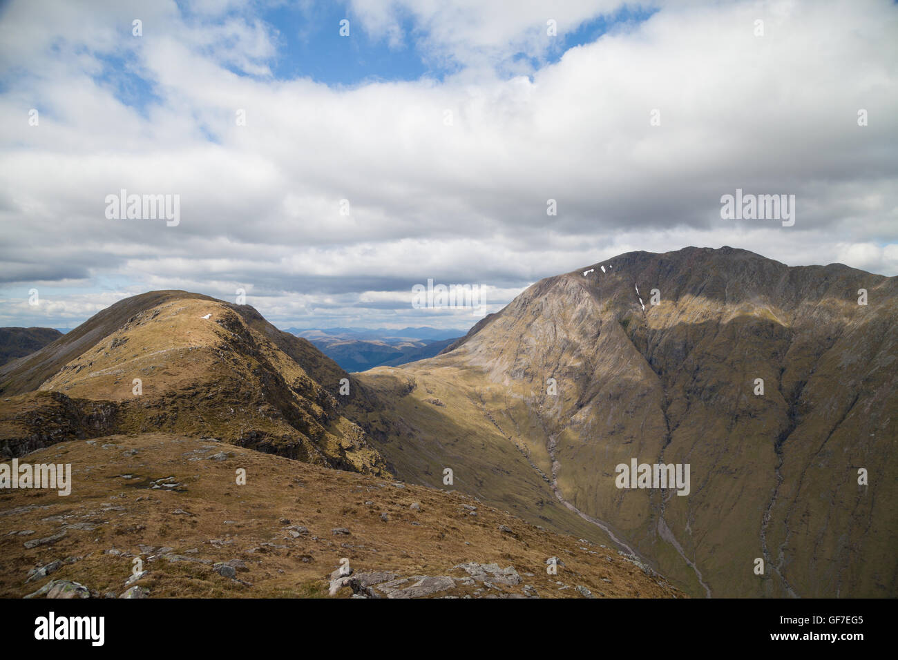 Der Gipfel der Corbett Beinn Maol Chaluim mit der Ridge Bidean Nam Bian in Glen Etive Schottland nach rechts. Stockfoto