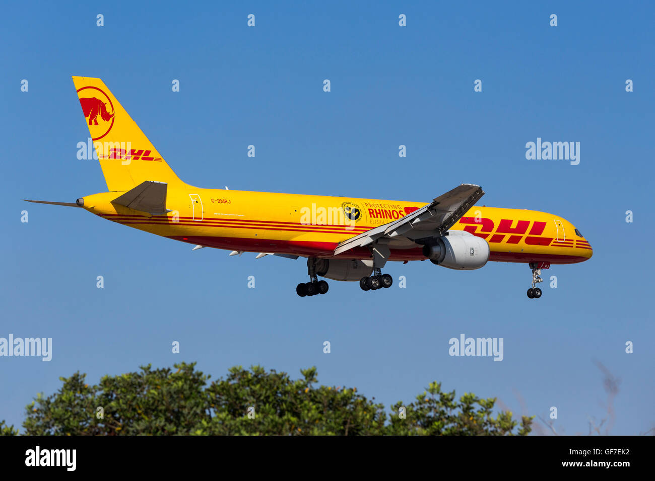 DHL Boeing 757-236(SF) [G-BMRJ] tragen spezielle Markierungen: Schutz der Nashörner Eliska Rückkehr nach Afrika (ein Spitzmaulnashorn geboren in Cz Stockfoto