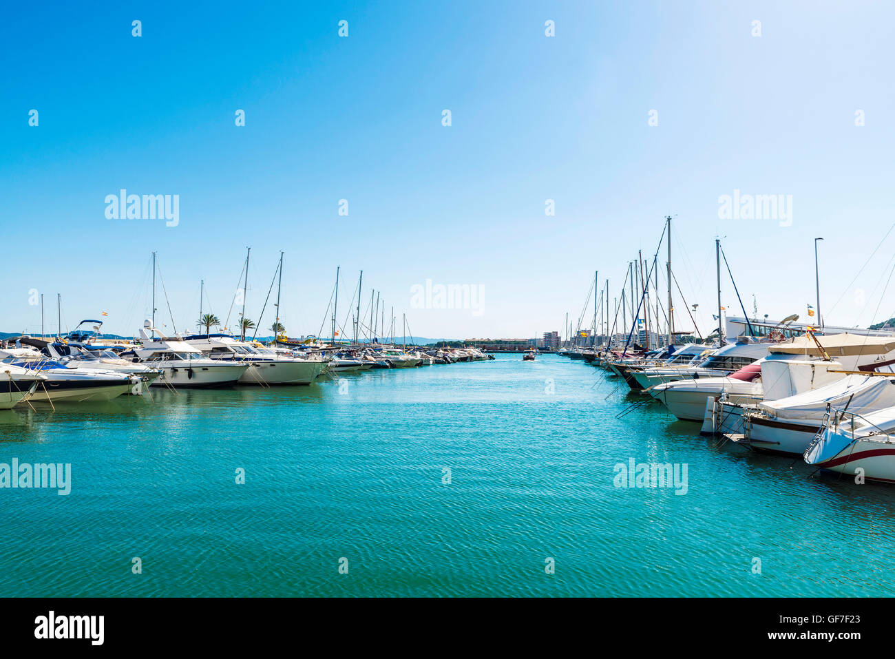 Yachten und Segelboote angedockt an der Marina in Estartit an der Costa Brava, Girona, Katalonien, Spanien Stockfoto