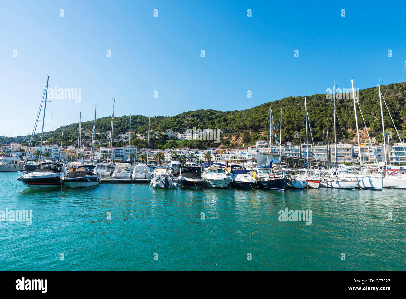 Yachten und Segelboote angedockt an der Marina in Estartit an der Costa Brava, Girona, Katalonien, Spanien Stockfoto