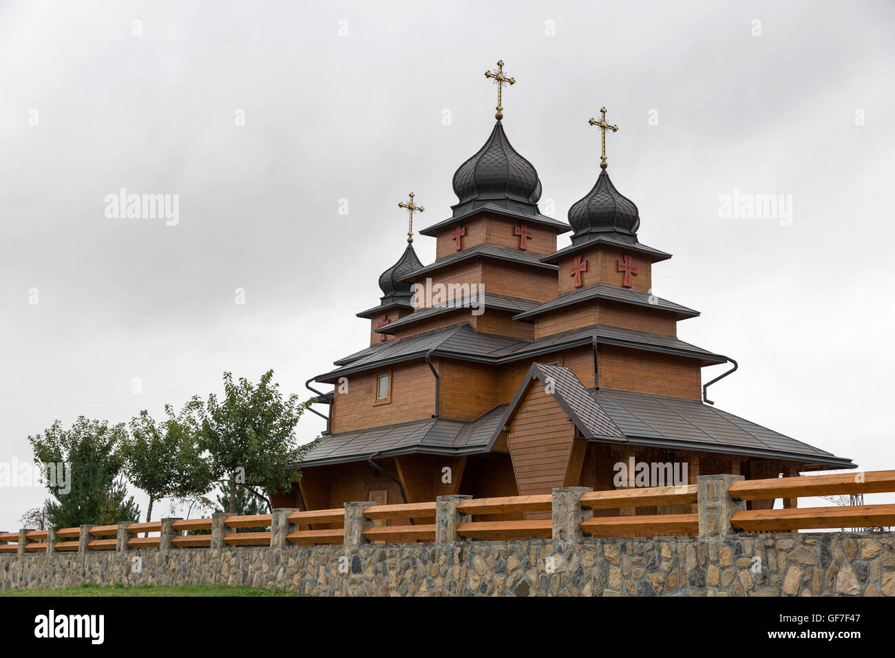 alte traditionelle hölzerne Kirche in Karpaten Region, Westukraine, Europa Stockfoto