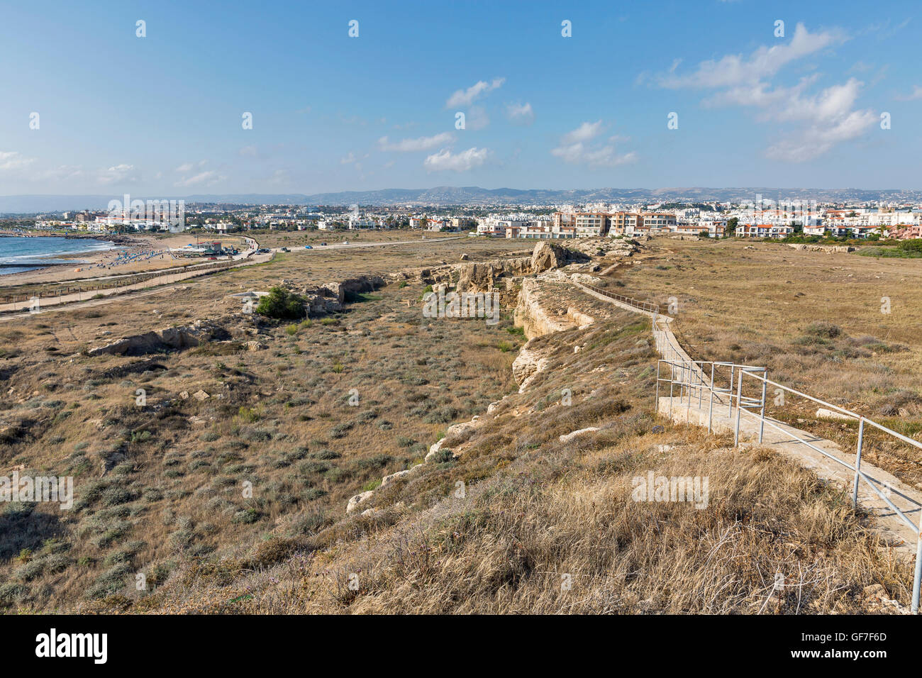 Paphos Stadtbild. Wohnquartier, Strand und Altstadt Wand Ruinen. Paphos ist eine mediterrane Küstenstadt in der southwe Stockfoto