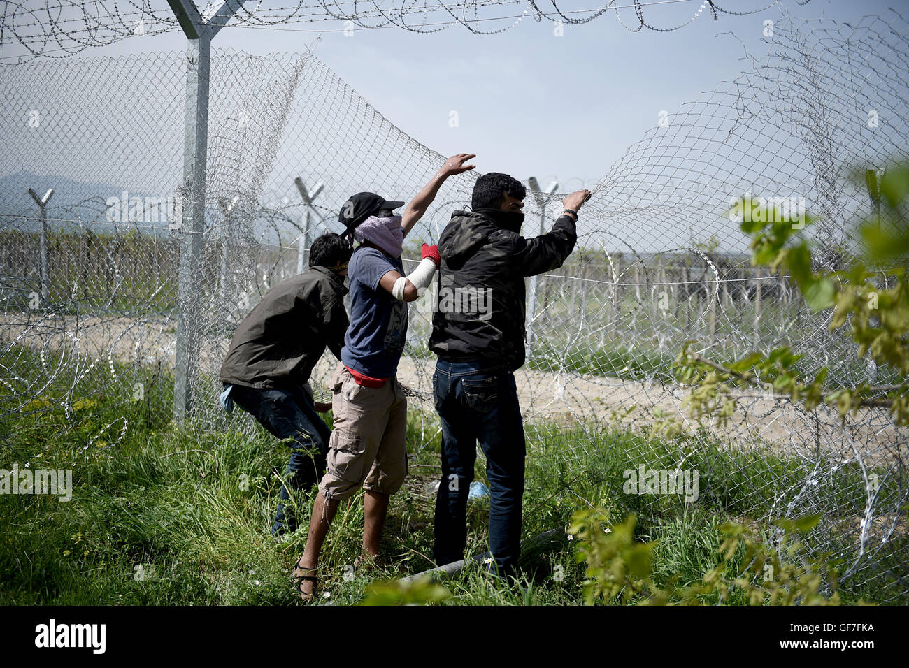 Menschen versuchen, den Zaun von der mazedonischen Armee gebaut, um von Griechenland nach Mazedonien, zu überqueren, wie Migranten und Flüchtlinge mit der mazedonischen Polizei an der griechischen mazedonischen Grenze, in der Nähe der nördlichen griechischen Dorf Idomeni kollidieren zu brechen Stockfoto