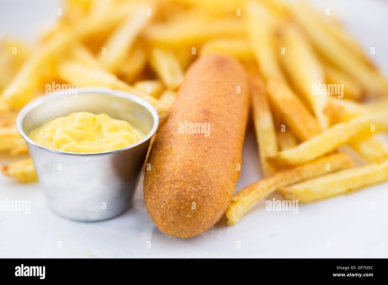 Corndog mit Pommes Frites und Senf Stockfoto