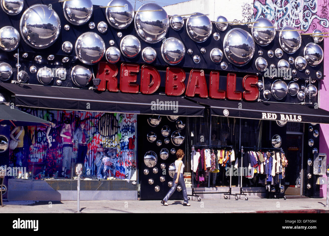 Roten Kugeln in der Melrose Avenue in West Hollywood ca. 1980er Jahre