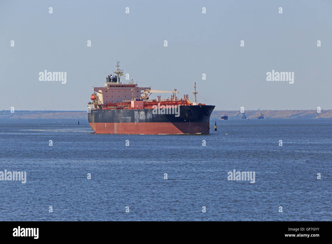 Landschaft mit Öl-Tanker im Meer Golf Stockfoto