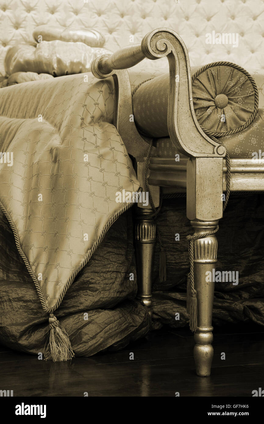 Alte und schöne Couch in einem Reich Schlafzimmer Stockfoto
