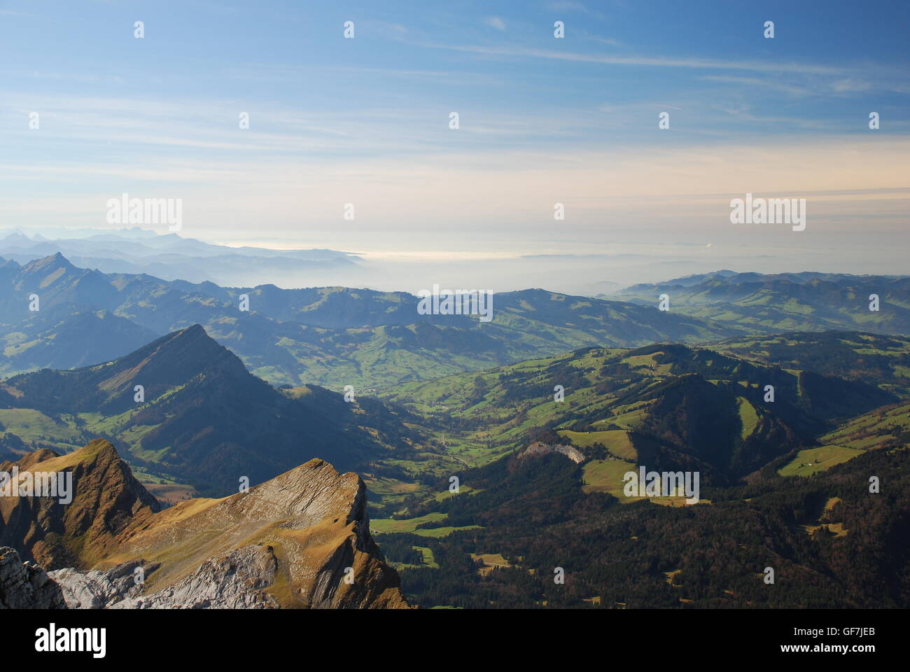 Ansicht, Aussicht, Panorama, Meer von Nebel, weiß, Wolken, Berge, Schweiz, Berge, Schweiz, Schweizer Alpen, Wald, blauer Himmel Stockfoto