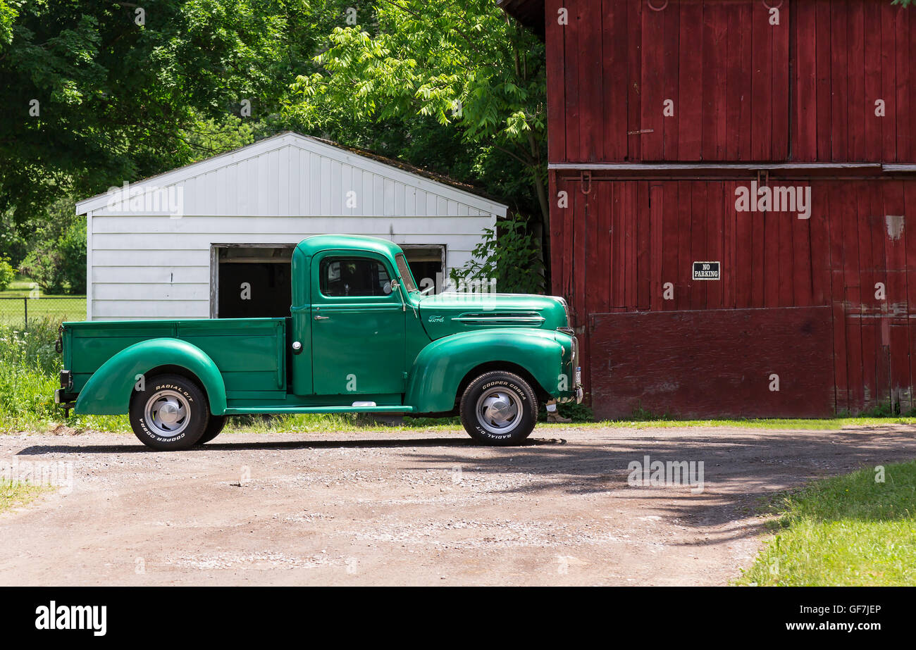 Mähren, New York - Juni 2016. Alte klassische LKW vor eine rote Scheune. Stockfoto