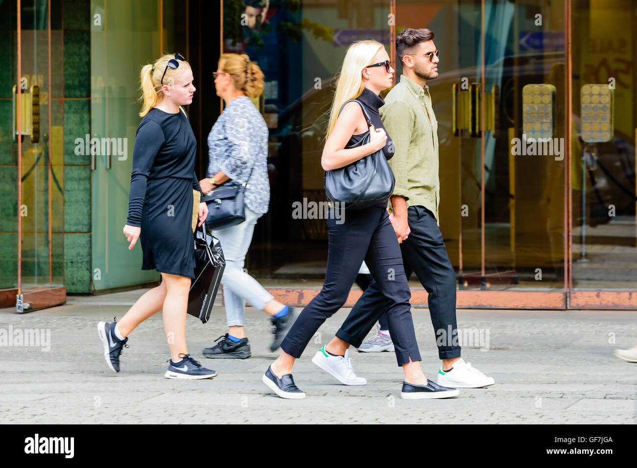 Göteborg, Schweden - 25. Juli 2016: Unbekannte paar zu Fuß auf dem Bürgersteig, Hand in Hand. Echte Menschen im Alltag. Stockfoto
