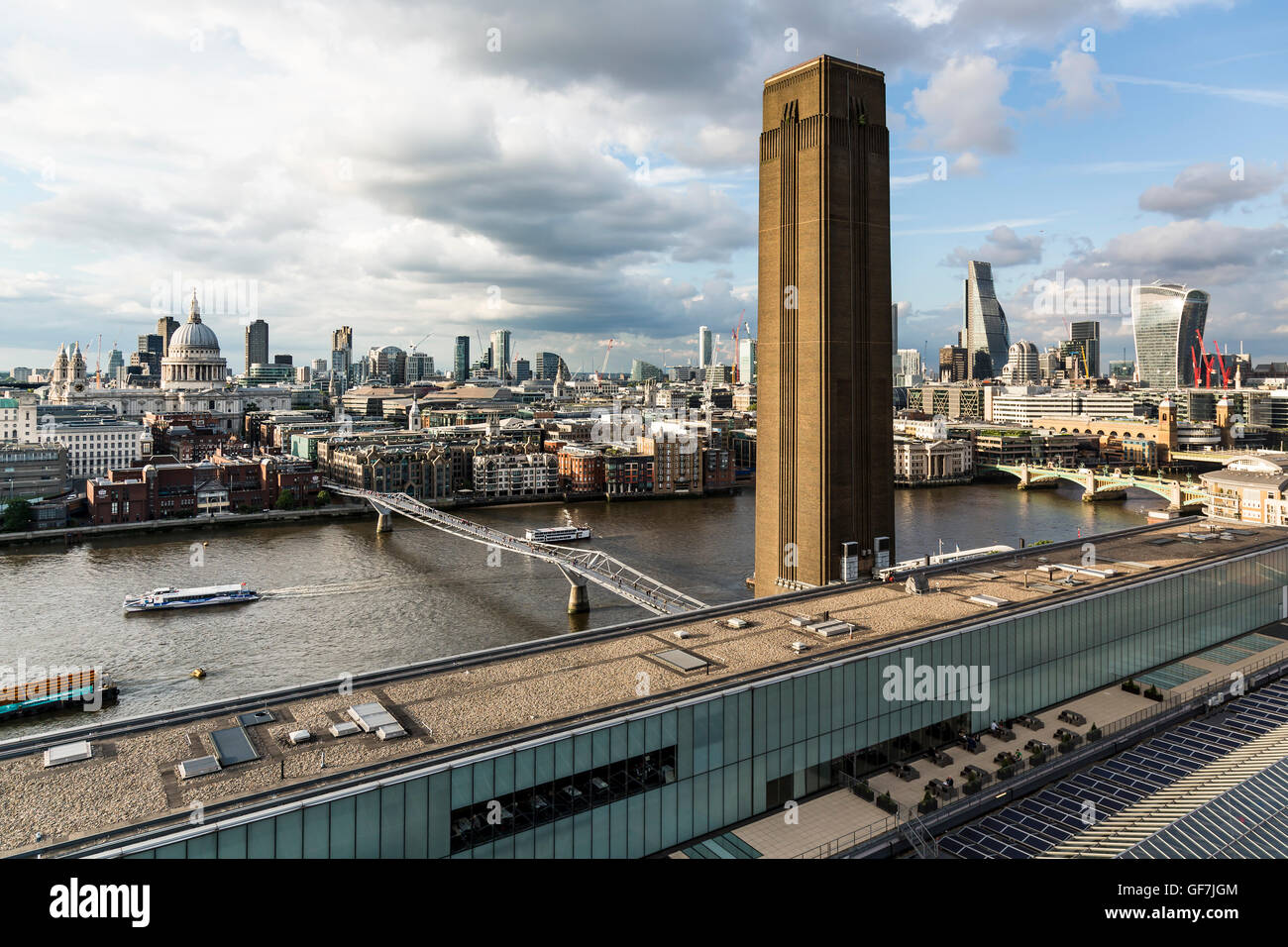 London, England - Juni 2016. Blick auf das Tate Museum und St. Pauls  Cathedral von der Tate Modern Aussichtsplattform Stockfotografie - Alamy