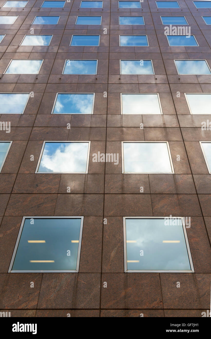 Reflexion der Wolken auf quadratischen Fenster in einem Bürogebäude in London Stockfoto