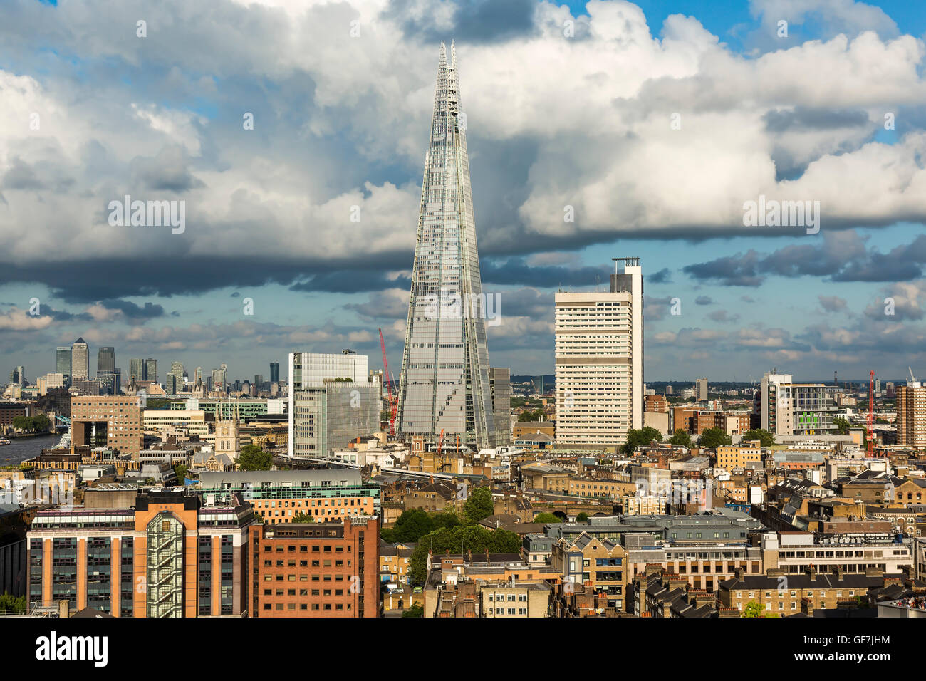 London, England - Juni 2016. Blick auf den Shard Gebäude von der Tate Modern Aussichtsplattform Stockfoto