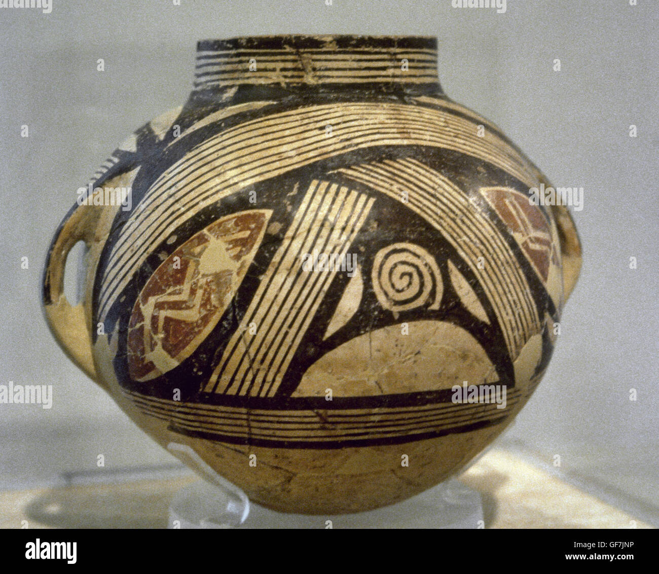 Neolithikum. Griechenland. IV Jahrtausend vor Christus. Kugelige Glas. Dekoriert in rot und braun. Von Dimini, Griechenland. Nationales Archäologisches Museum von Athen. Griechenland. Stockfoto