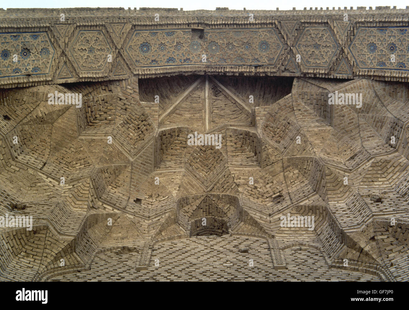 Iran. Varamin. Die Masjid-ich (Freitag Moschee). Erbaut im Jahre 1322 auf Befehl von Abu Sa'id, mongolischen Periode. Dekorative Muqarnas Voltigieren in der Iwan-Eingang. Stockfoto