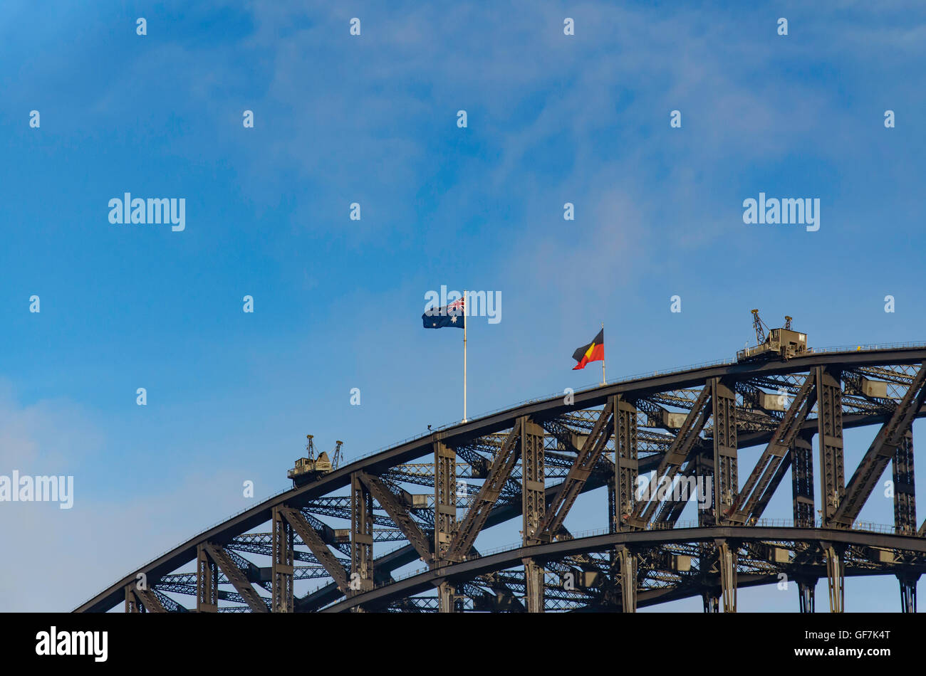 Die Australier und Aboriginal Flagge stehe stolz an der Spitze des Bogens von der Sydney Harbour Bridge in Australien Stockfoto
