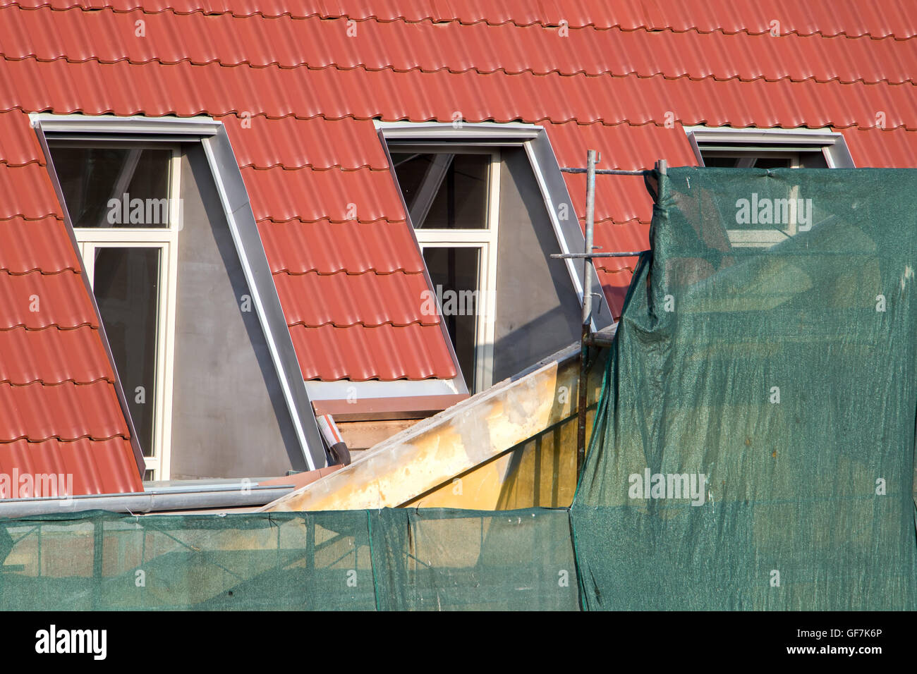 Mehrfamilienhaus modern gerüst dach -Fotos und -Bildmaterial in hoher  Auflösung – Alamy