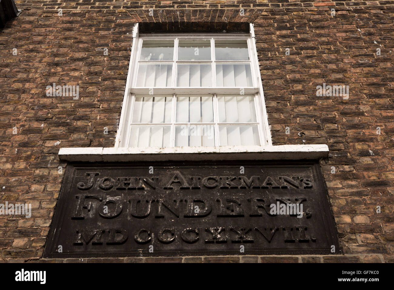 Großbritannien, England, Norfolk, King's Lynn, King Street, John Aickmans Gießerei (Gießerei) 1827 aus Gusseisen Zeichen, Linnock Hof Stockfoto