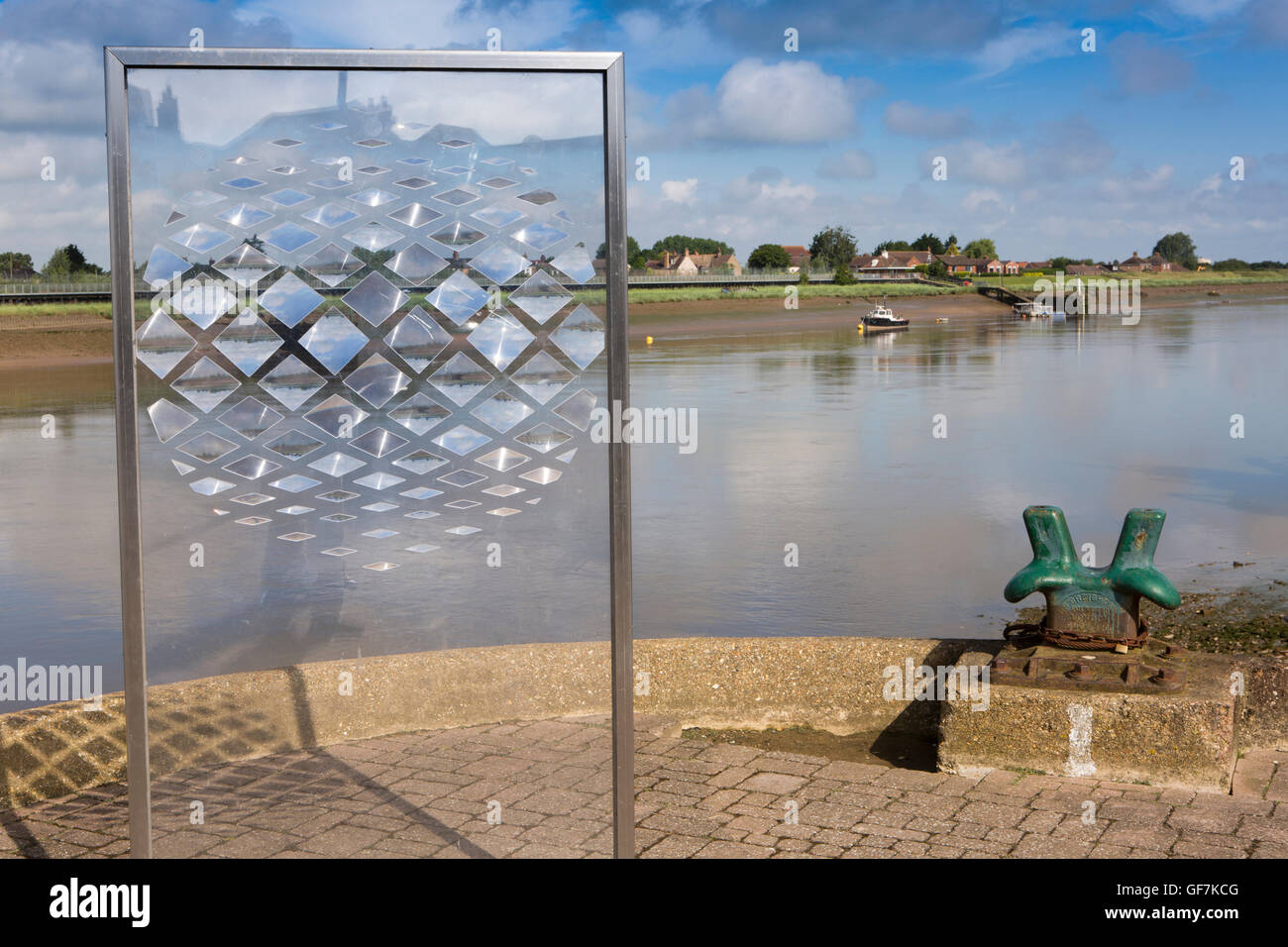 Großbritannien, England, Norfolk, King's Lynn, South Quay, transparente Skulptur am Ufer des Flusses Great Ouse Stockfoto
