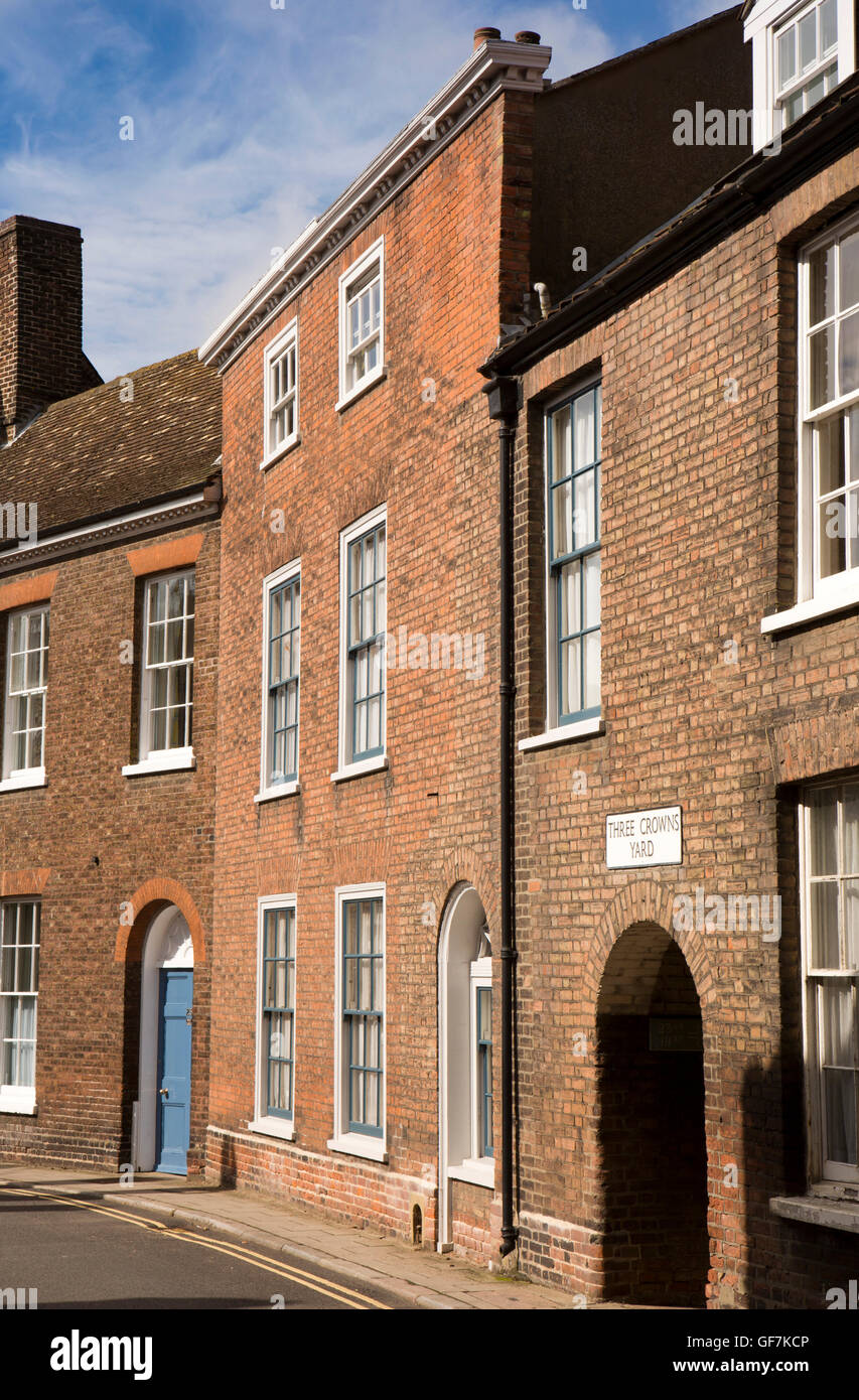 Großbritannien, England, Norfolk, King's Lynn, Queen Street, grand Händlers Häuser und Eingang zu drei Kronen-Hof Stockfoto