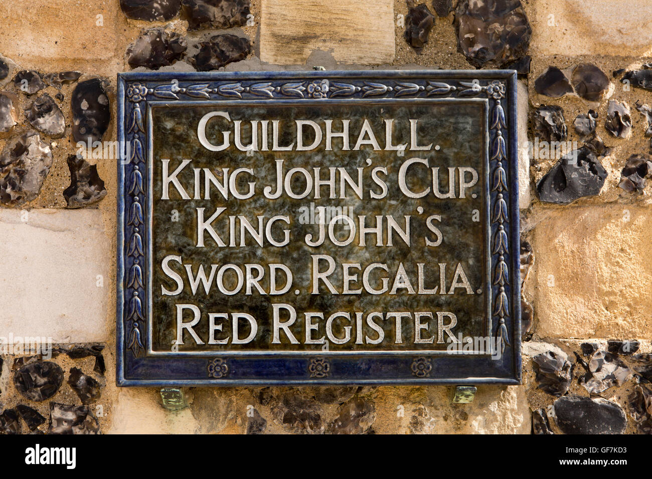 Großbritannien, England, Norfolk, King's Lynn, Samstag Marktplatz, Rathaus, keramische touristische Informationen Plaque Auflistung Sehenswürdigkeiten Stockfoto