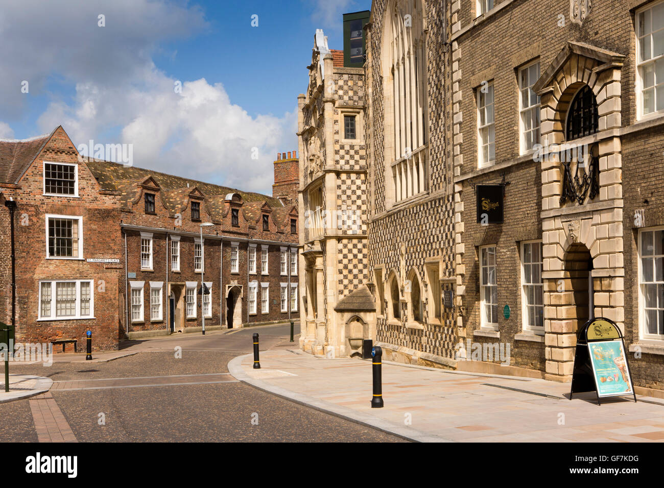 Großbritannien, England, Norfolk, King's Lynn, St. Margaret's Place, Gaol Haus, Rathaus und Thoresby College Stockfoto