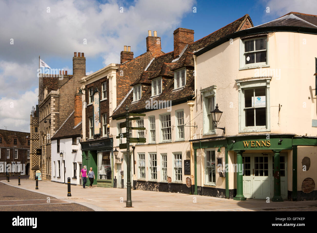 Großbritannien, England, Norfolk, King's Lynn, Samstag Marktplatz, alten Läden und Stadt Zentrum Gebäude am Ende der High Street Stockfoto