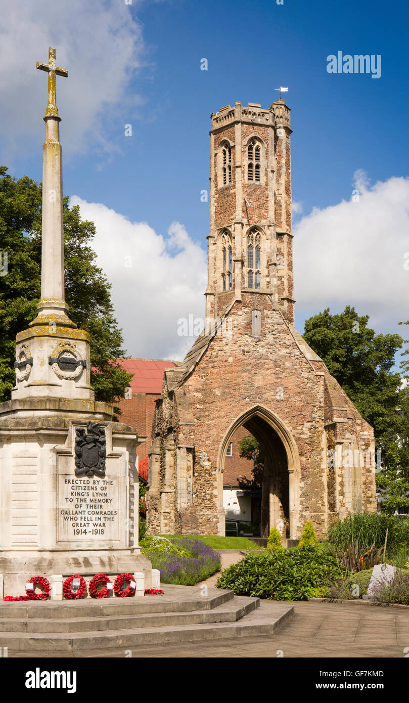 Großbritannien, England, Norfolk, King's Lynn, Tower Gardens, Kriegerdenkmal und Franziskaner Kloster Turm Ruine Stockfoto