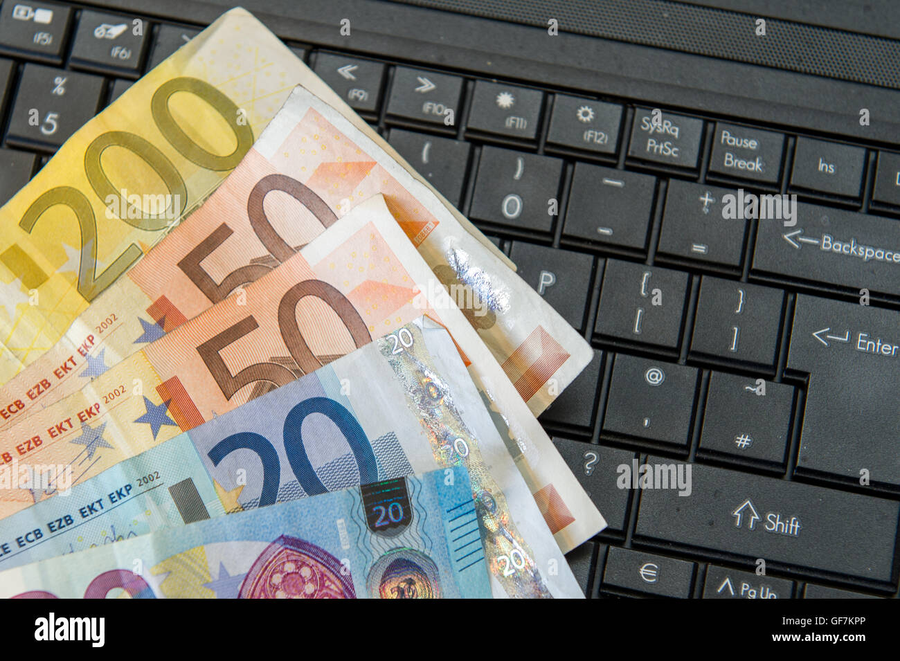 Verschiedene Euro-Banknoten auf einem Laptop. Geld-Konzept. Stockfoto