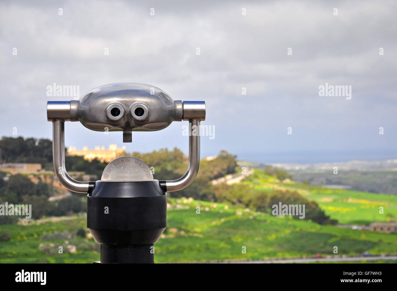 Spion Anzeige Maschine auf natürlichen landschaftlichen Hintergrund Stockfoto