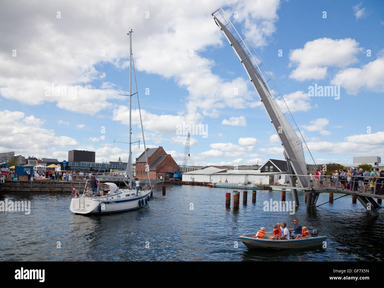 Die Trangrav Brücke, Trangravsbroen, ein Schmetterling 3-Wege-Radfahrer und Fußgänger-Hängebrücke öffnet um ein Segelboot passieren zu lassen. Kopenhagen, Dänemark. Stockfoto