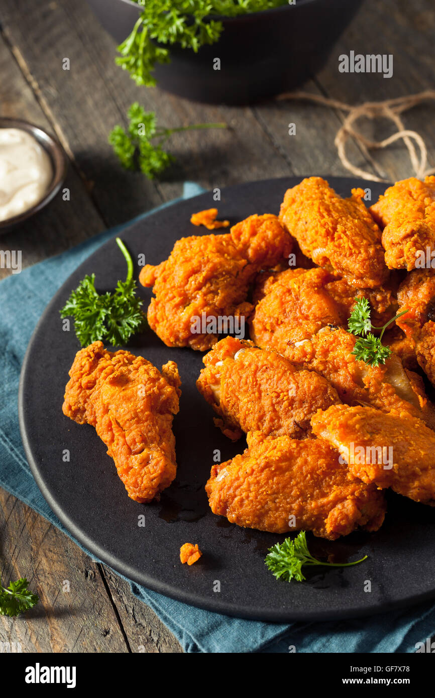 Pikante frittierte panierte Chicken Wings mit Ranch Stockfoto