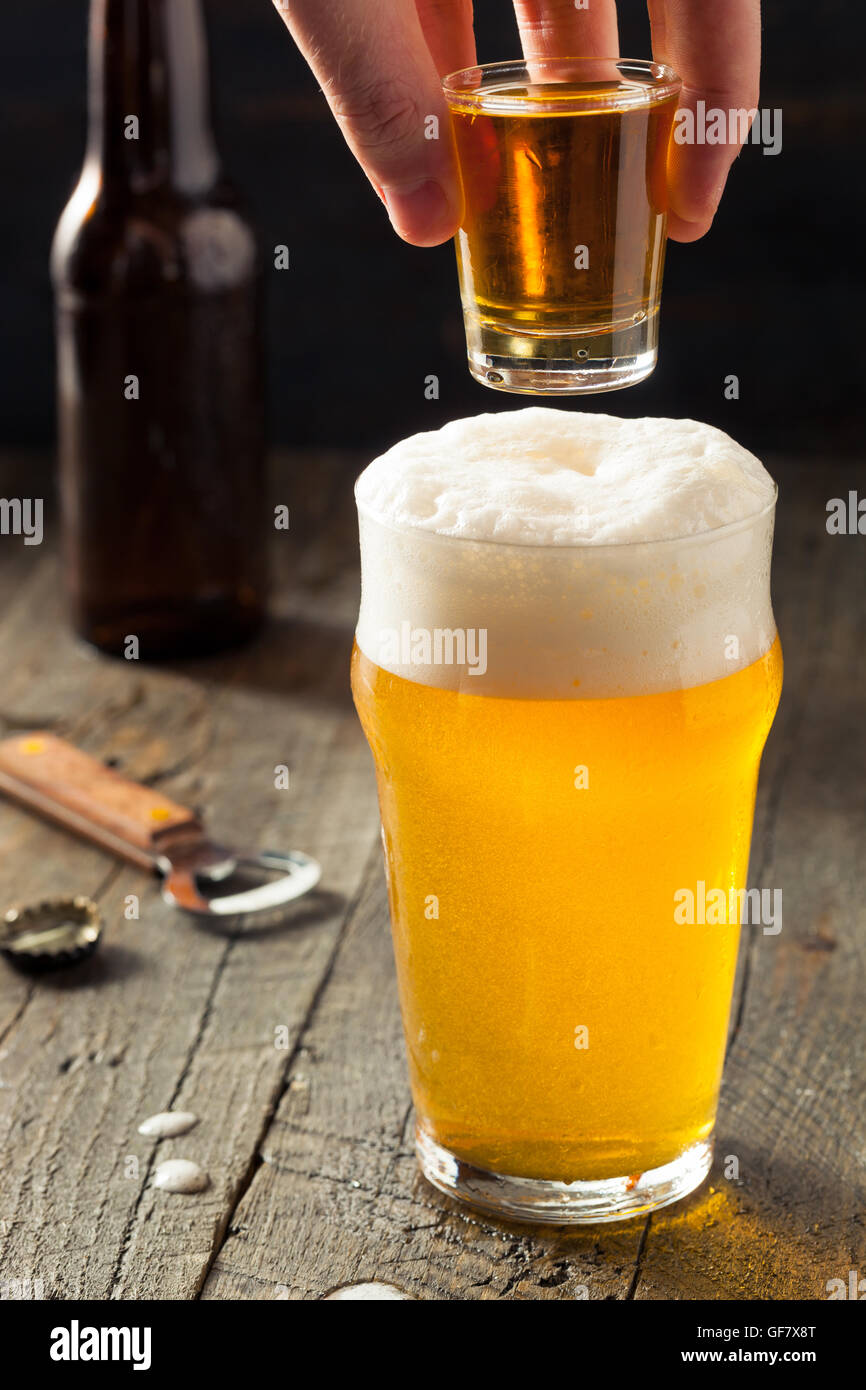 Bier und Whiskey Schuss Boilermaker Cocktail Erfrischungsgetränk Stockfoto