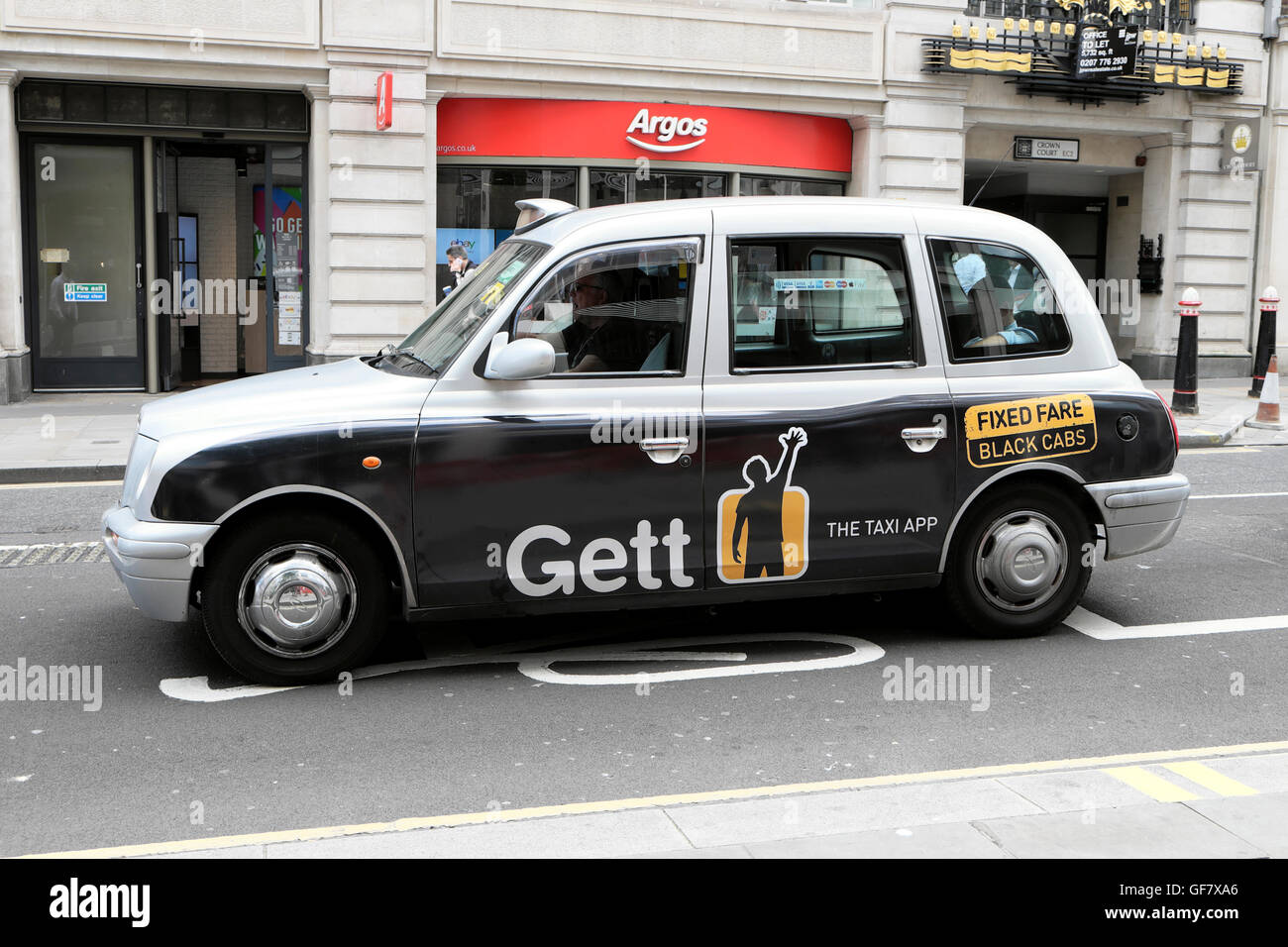 Gett App 'feste Kost' Anzeige Anzeige auf schwarzen Taxi in Cheapside Straße in der Londoner City Square Mile England UK KATHY DEWITT Stockfoto