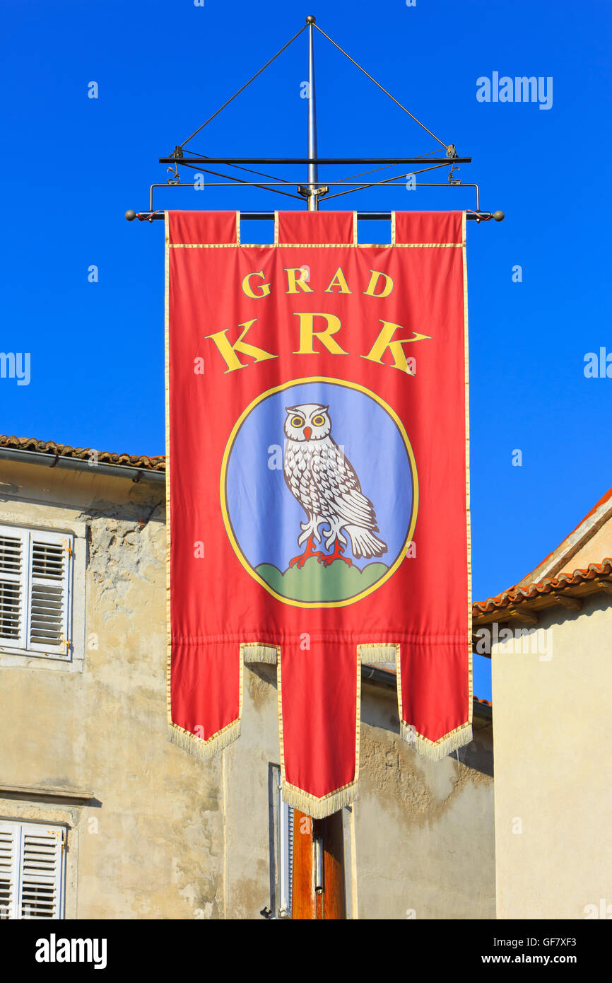 Die Flagge der Stadt Krk auf der Insel Krk, Kroatien Stockfoto