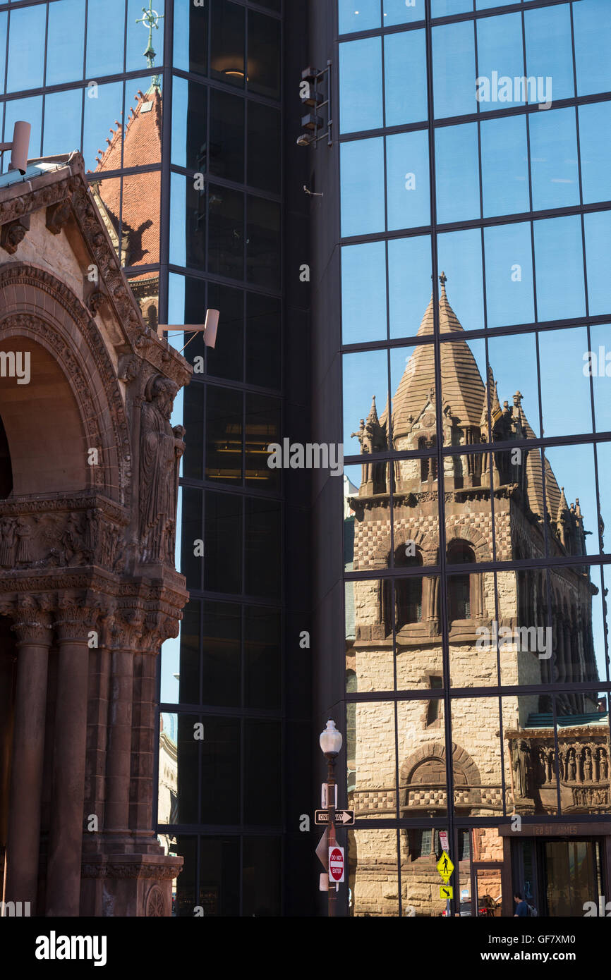 Ein Foto von der Reflexion der Trinity Church in der John Hancock Tower, in der Stadt von Boston, Massachusetts. Stockfoto