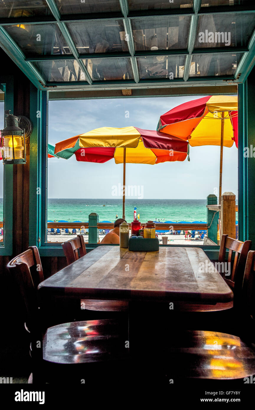 Tisch in einem Restaurant am Strand in Destin FL. Stockfoto
