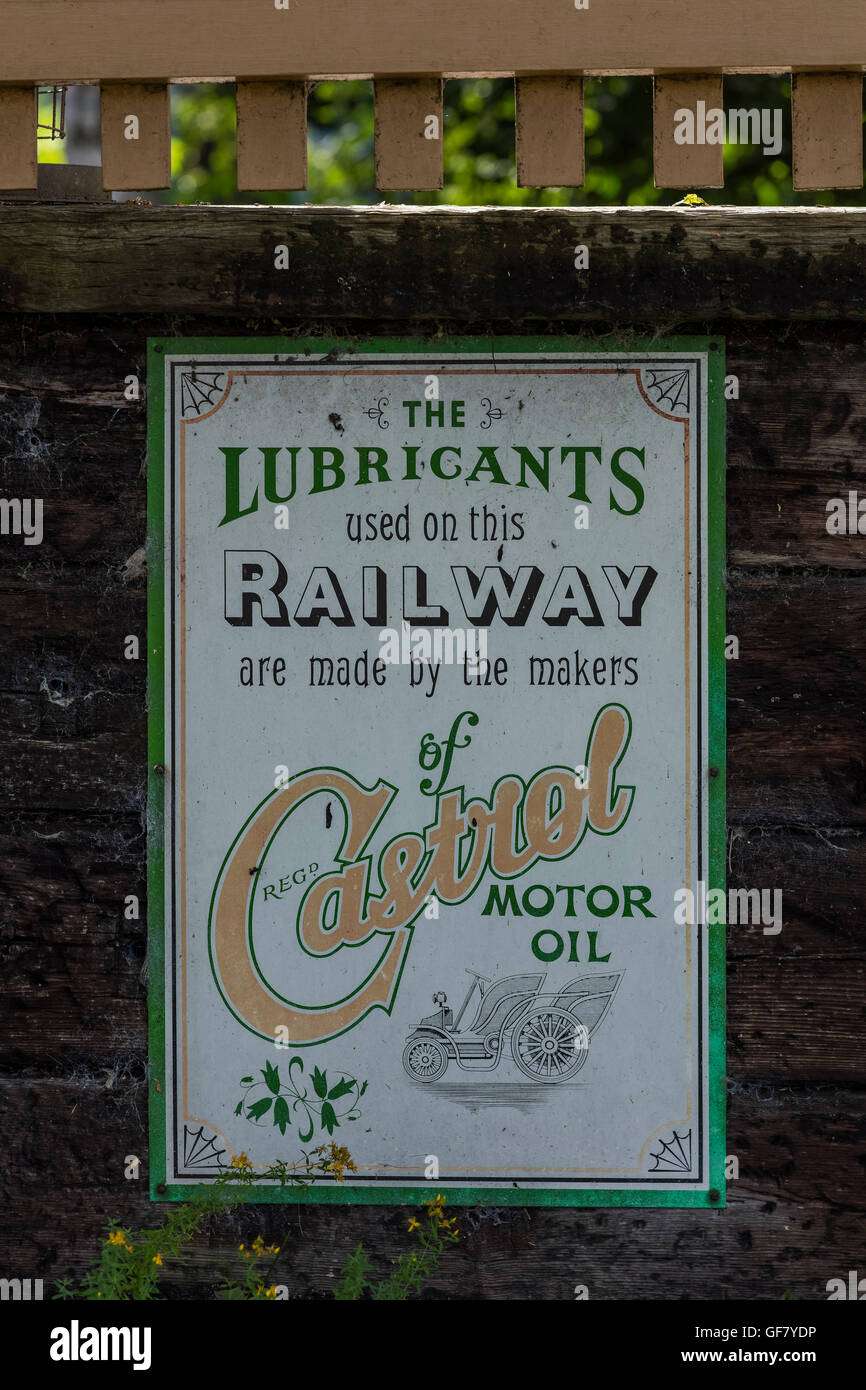 Traditionelle Werbeschild für Castrol Öl und Schmierstoffe im Didcot Railway Centre in Oxfordshire. Stockfoto