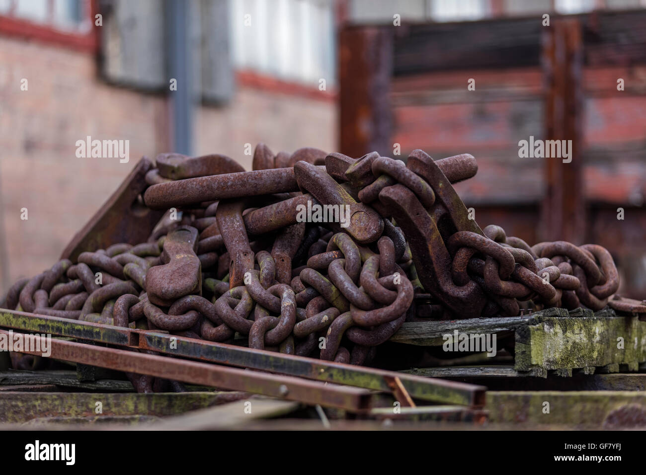 Rostige alte Eisenketten in einem Zug zu vergießen in Didcot Railway Centre Stockfoto