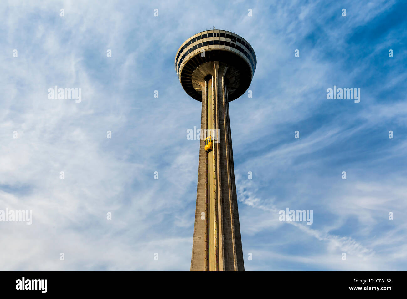 Ontario, Kanada - Juni 2016. Skylon Tower mit an einem bewölkten Nachmittag an den Niagarafällen. Stockfoto