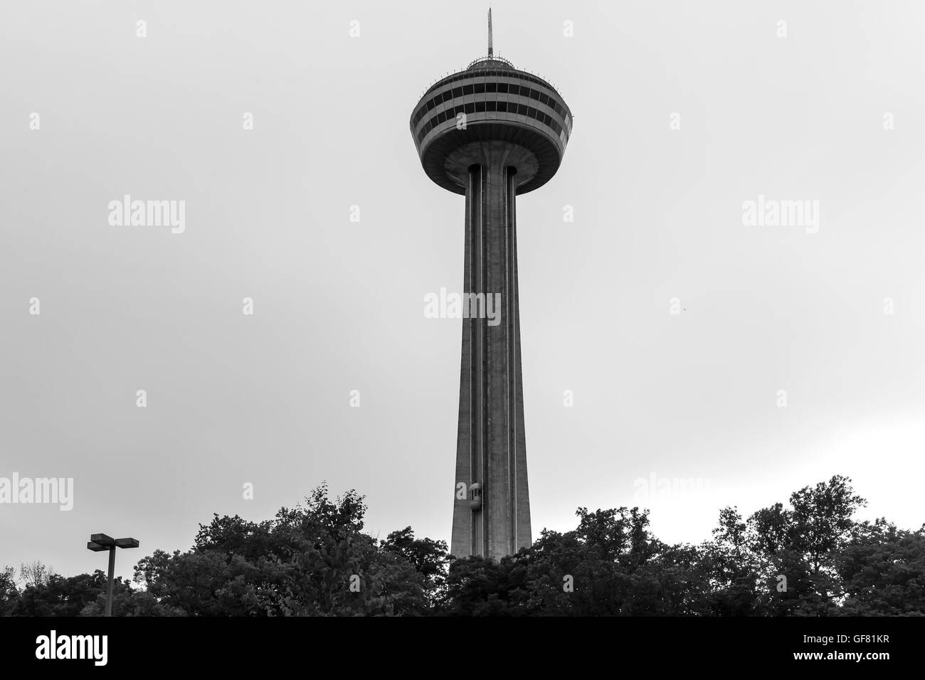 Ontario, Kanada - Juni 2016. Skylon Tower bei Sonnenuntergang an den Niagarafällen. Stockfoto