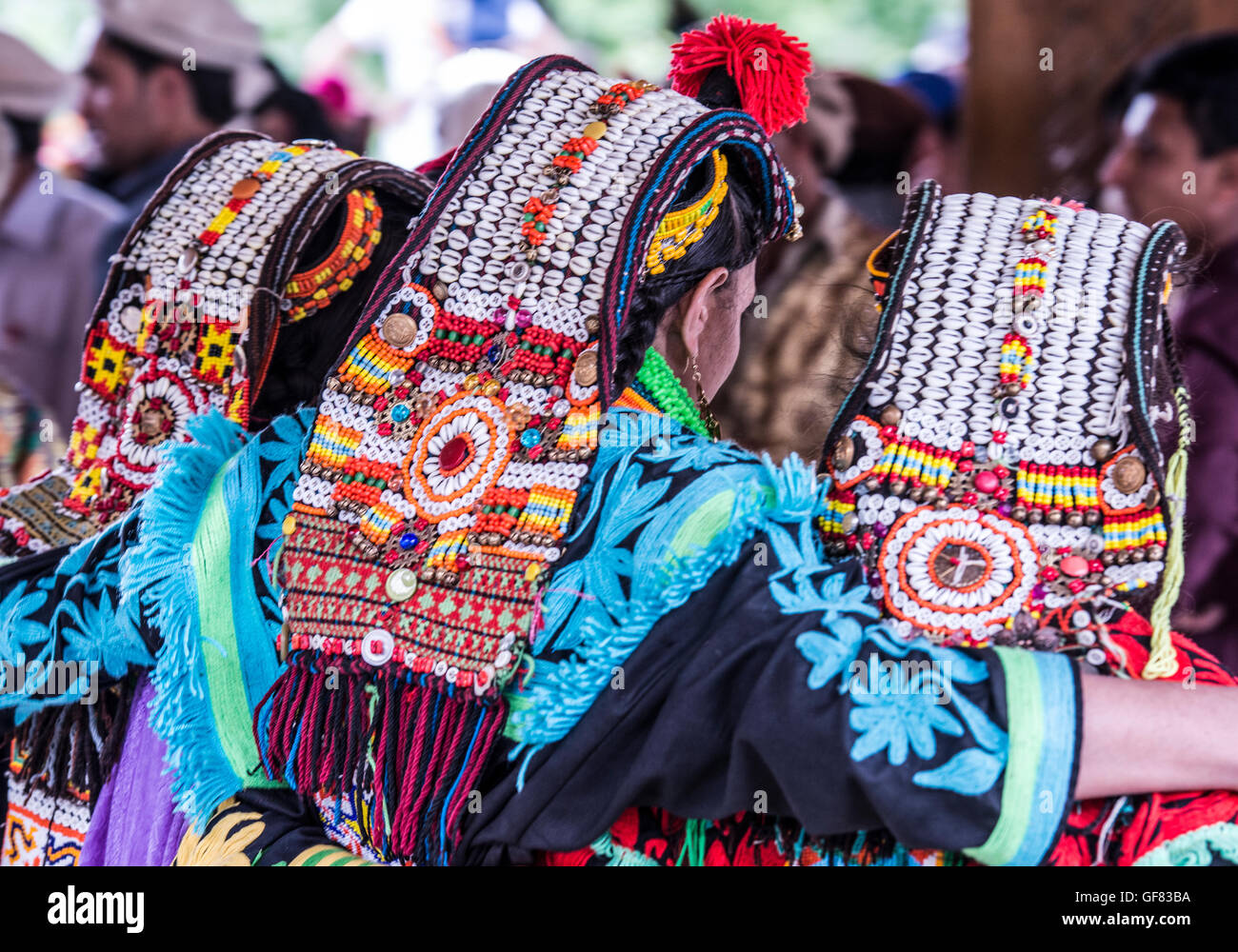 Kalash Frauen zeigen ihre traditionellen Kopfbedeckungen mit Kaurimuscheln verziert. Das sind bestickte Kleider tragen. Stockfoto