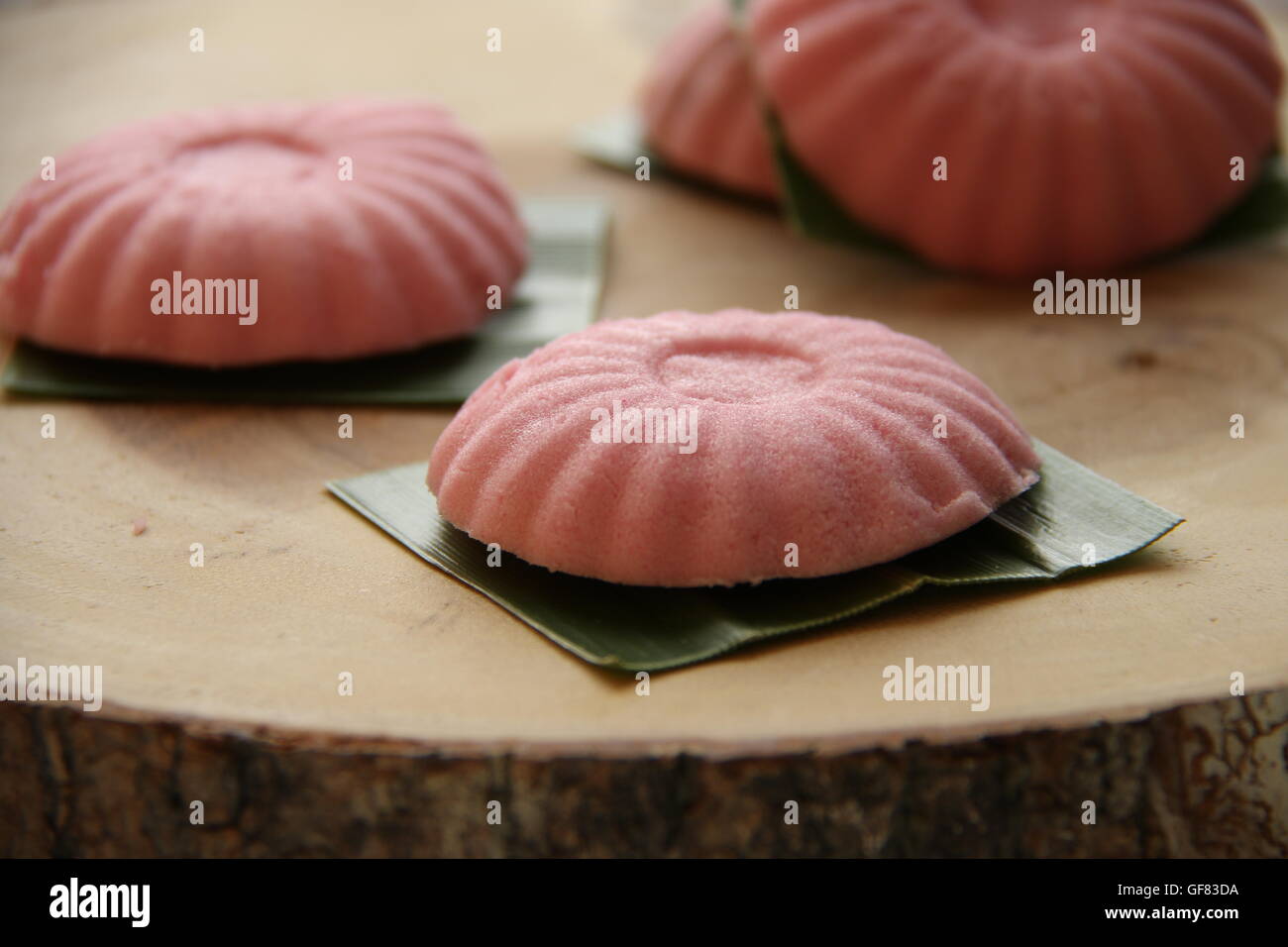 Tutu Kueh mit Kokosraspeln füllen; auf hölzernen Block angeordnet Stockfoto
