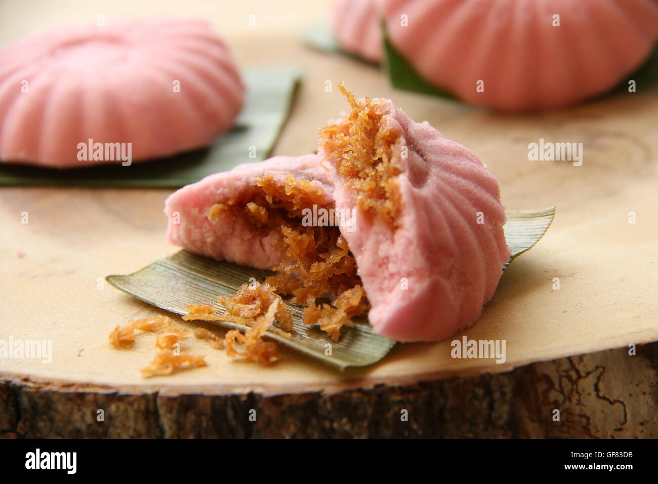 Tutu Kueh mit Kokosraspeln füllen; auf hölzernen Block angeordnet Stockfoto