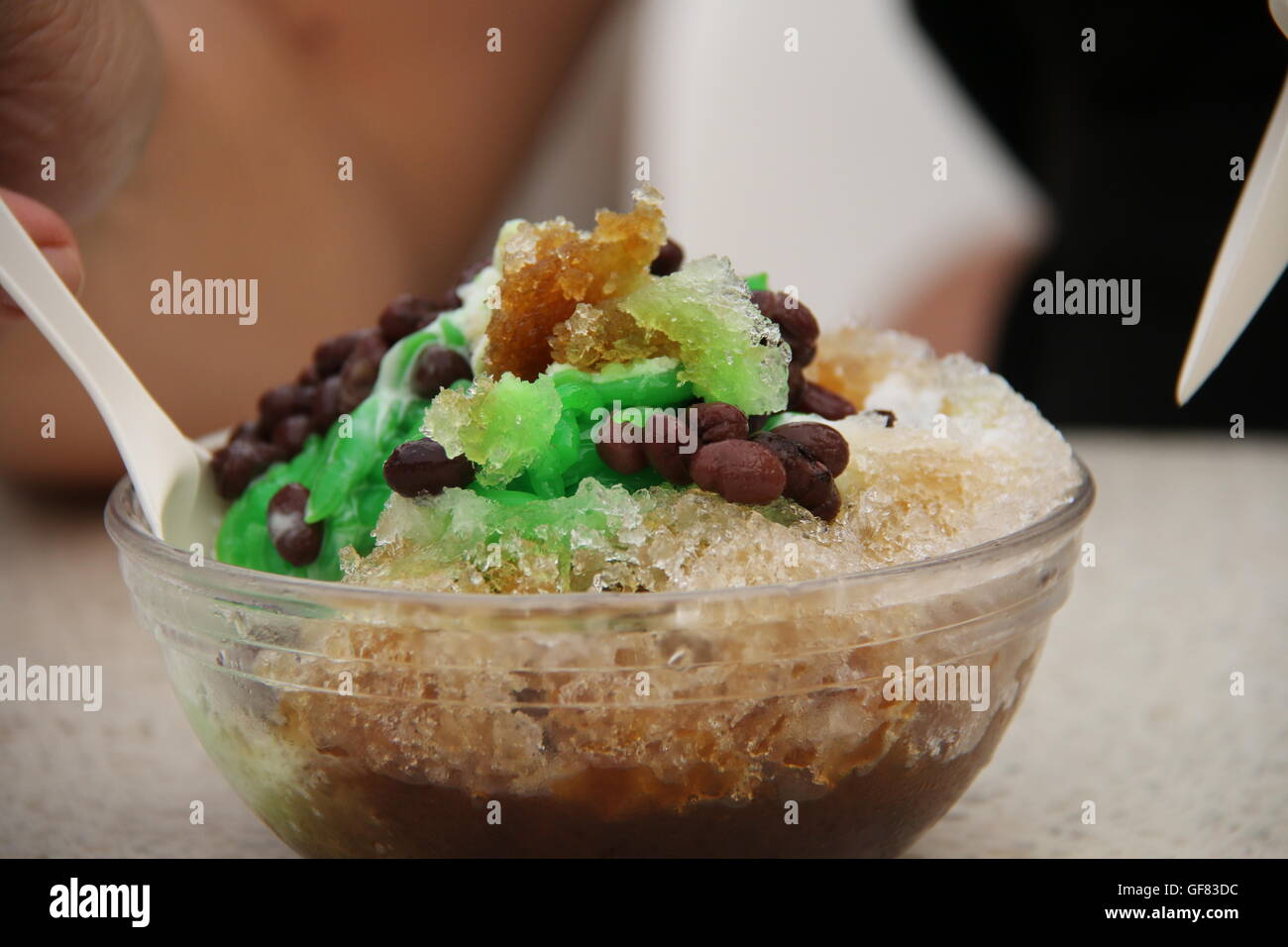 Ice Kacang (rasiert Eis mit roten Bohnen) fertig gemischt wird, konsumiert werden. Stockfoto