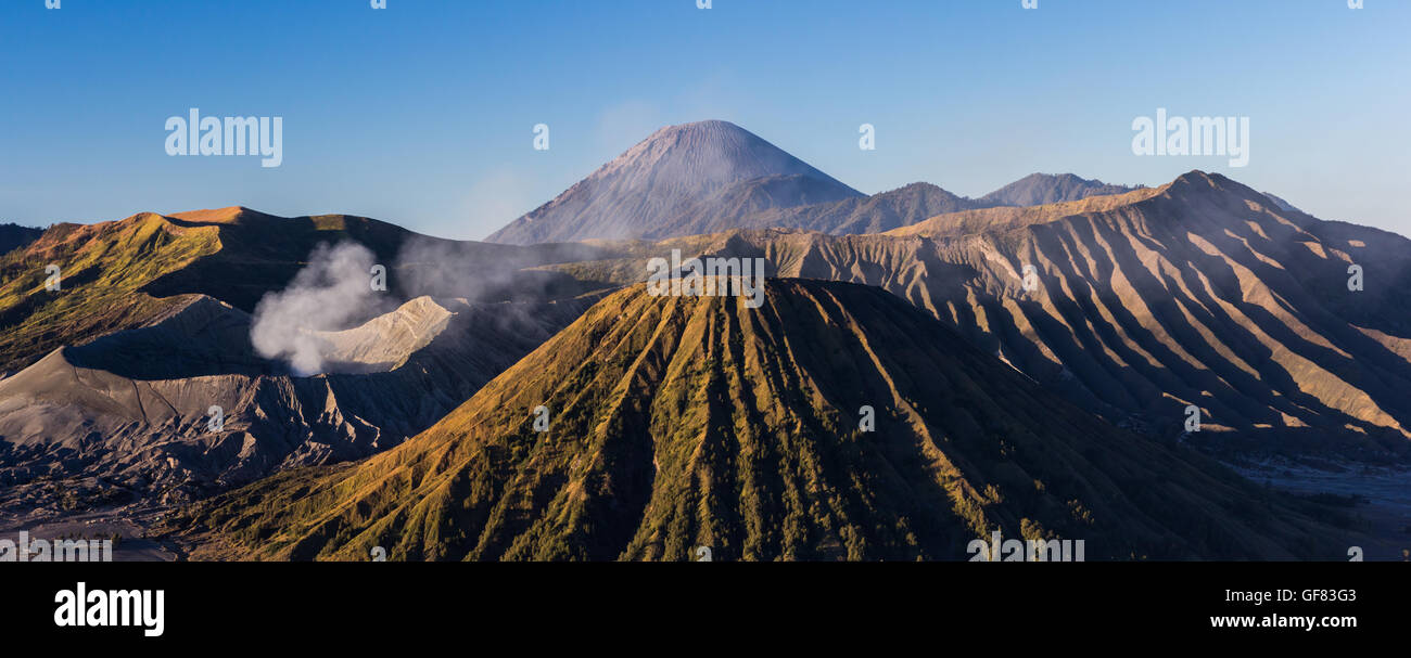 Mount Bromo blauer Himmel Tag Zeit Natur Landschaft Hintergrund, Java, Indonesien Stockfoto