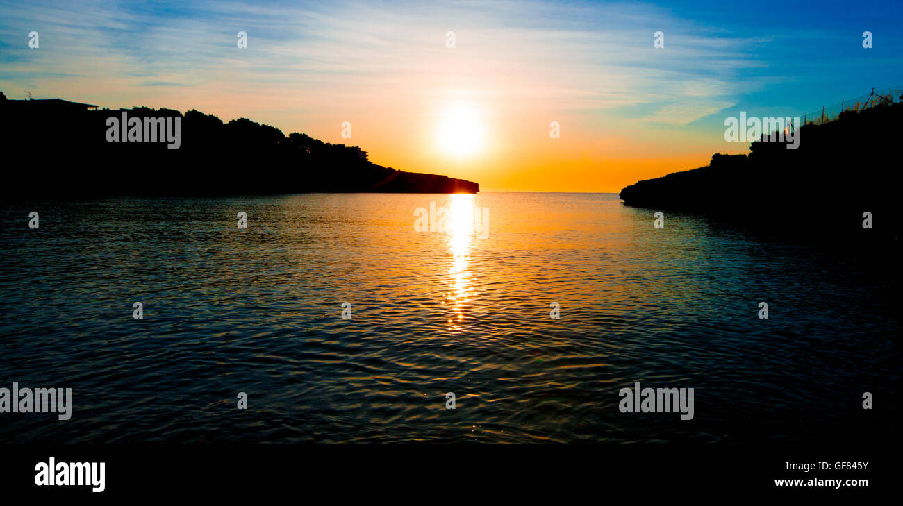 Klippen bei Sonnenuntergang. Sonnenaufgang im Meer Stockfoto