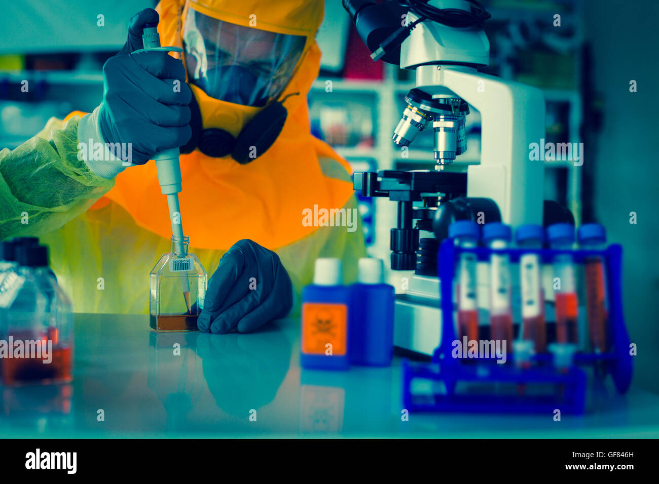 Labortest des Ebola-Virus. Wissenschaftler nimmt Blut aus Reagenzglas in Pipette Mikroskop Studien in biologischen Proben. Stockfoto