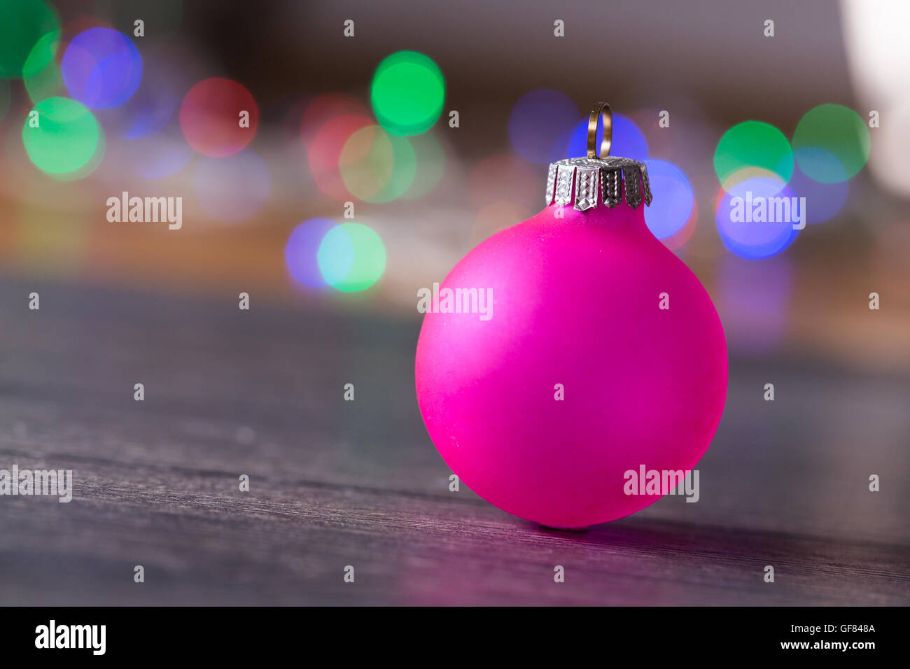 Weihnachtskugeln auf Bokeh Hintergrundfarbe Stockfoto
